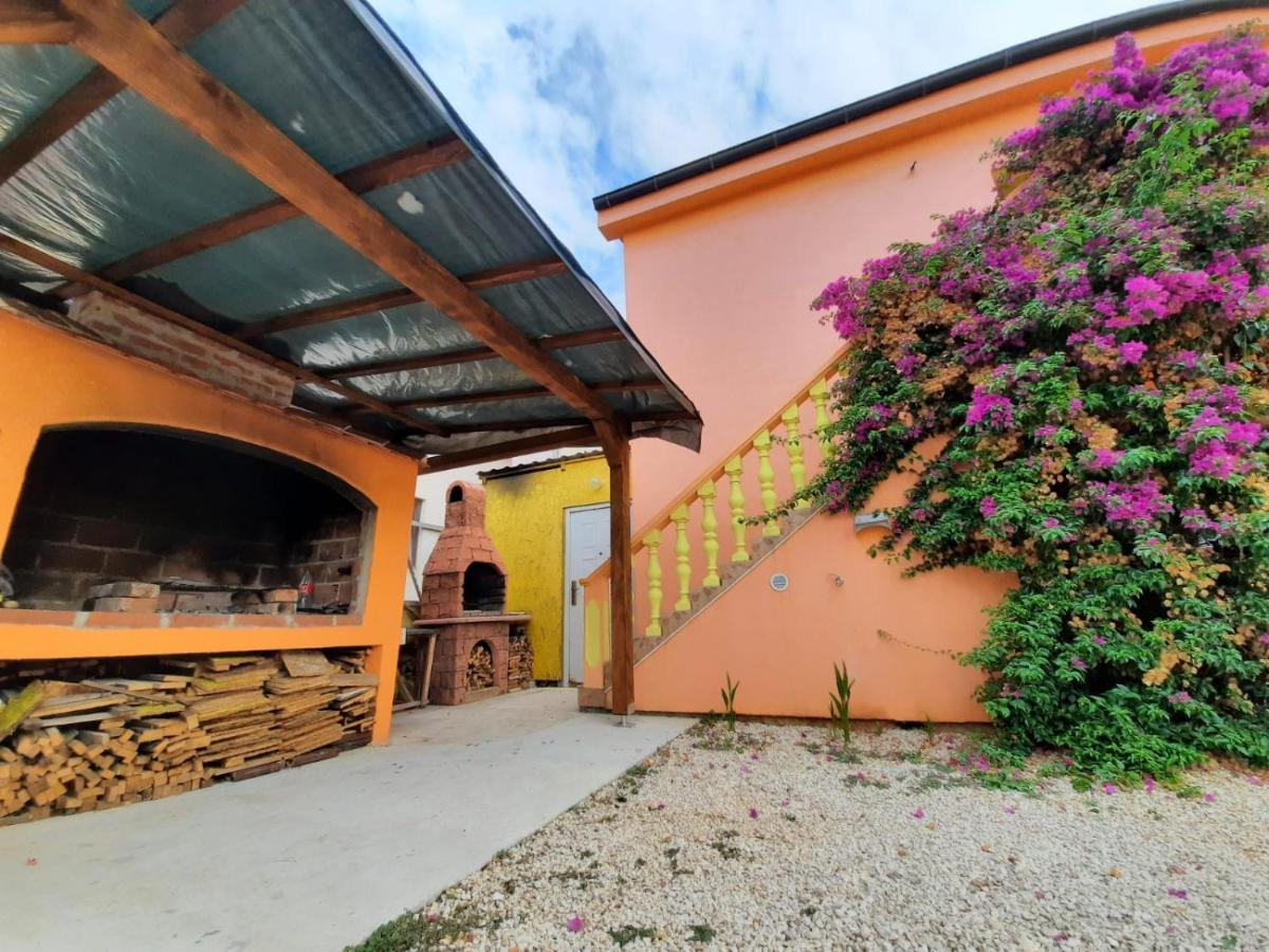 Anita Apartment Vir Luaran gambar